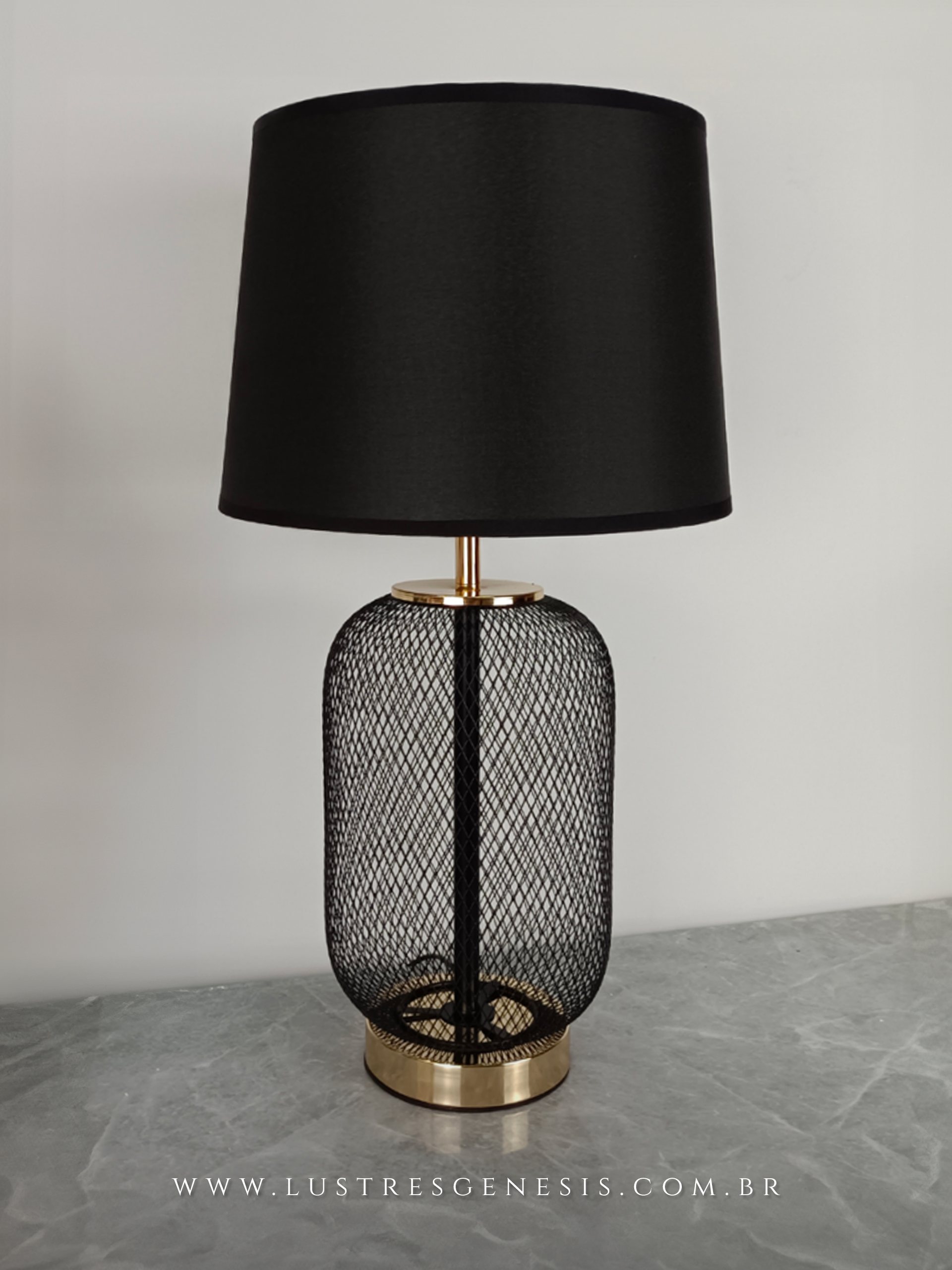 Lumin&aacute;ria de mesa Ravena com c&uacute;pula preta e base em metal dourado, ideal para cabeceira de cama, quartos e salas.